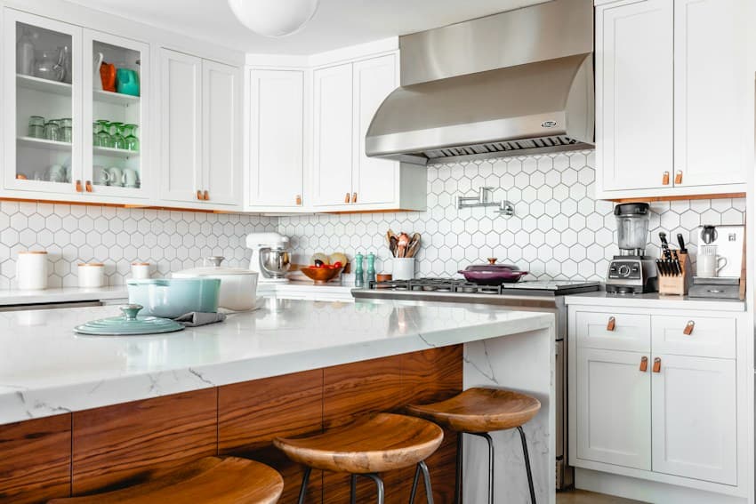 Light kitchen with a clean worktop and natural finishes